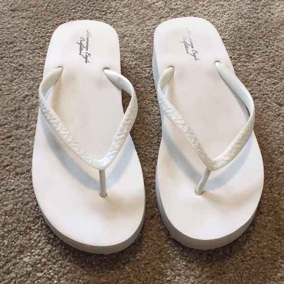 american eagle white flip flops